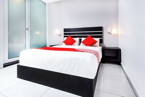 スタンダード ダブルルーム | デスク、ノートパソコン用作業スペース、WiFi (無料)、ベッドシーツ