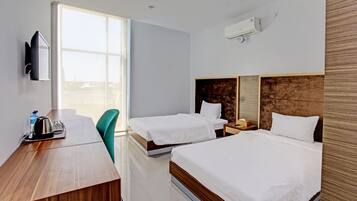 Habitación básica con 2 camas individuales | Escritorio, espacio para trabajar con laptop y wifi gratis