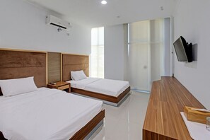 Escritorio, espacio para trabajar con laptop y wifi gratis 