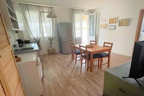 Køleskab, kogeplade, højstol, spisebord