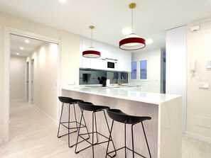 Kjøleskap, mikrobølgeovn, ovn og kokeplater