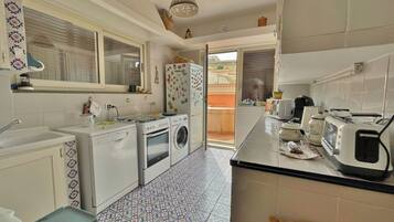 KĂŒhlschrank, Mikrowelle, Ofen, GeschirrspĂŒler