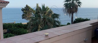 Super panoramic apartment with large terrace in medieval Gaeta.