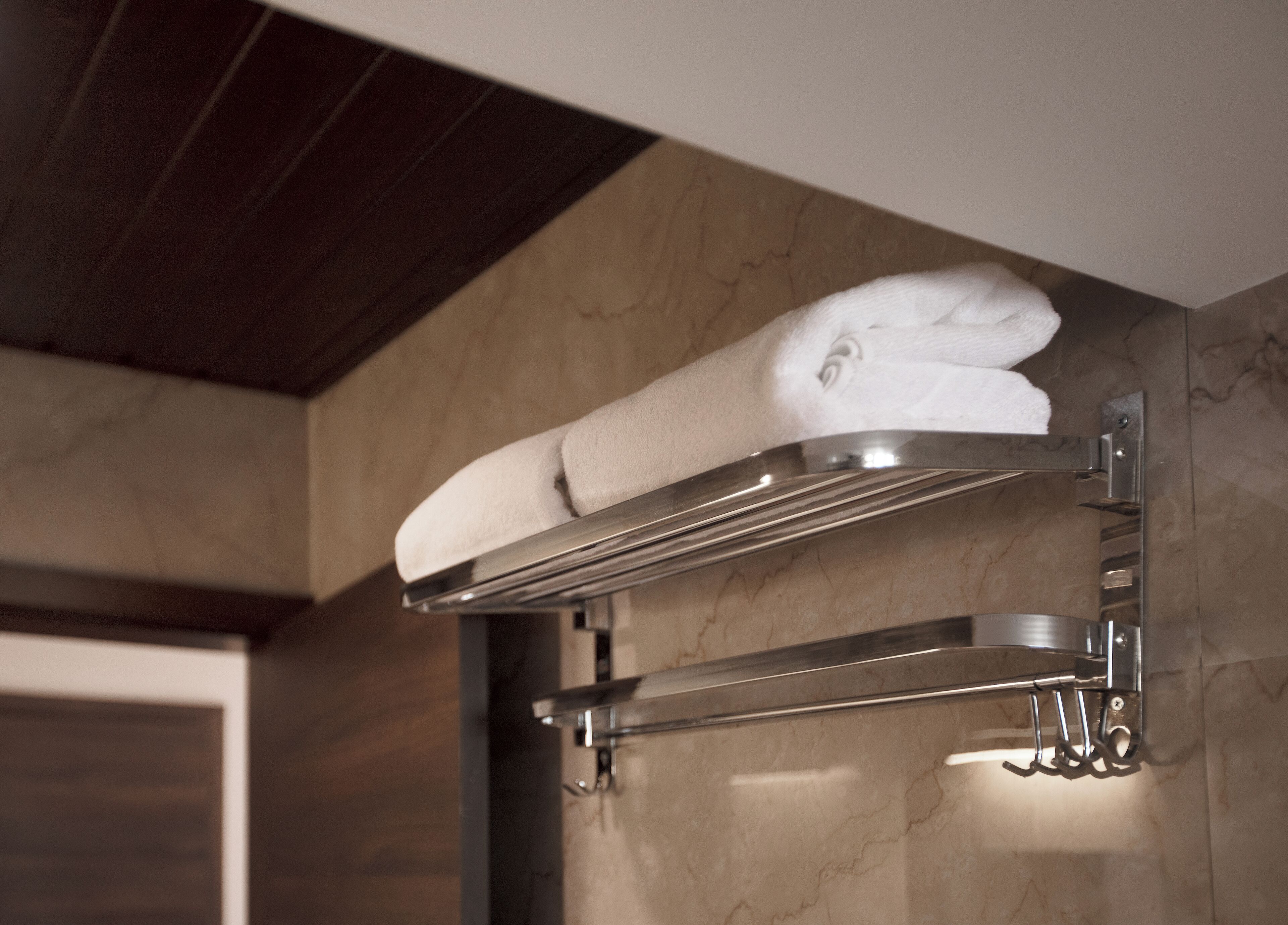 Shower, rainfall showerhead, free toiletries, hair dryer