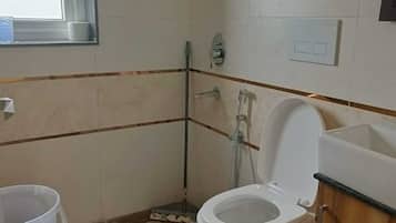 Chuveiro, toalhas de banho, sabonete, shampoo