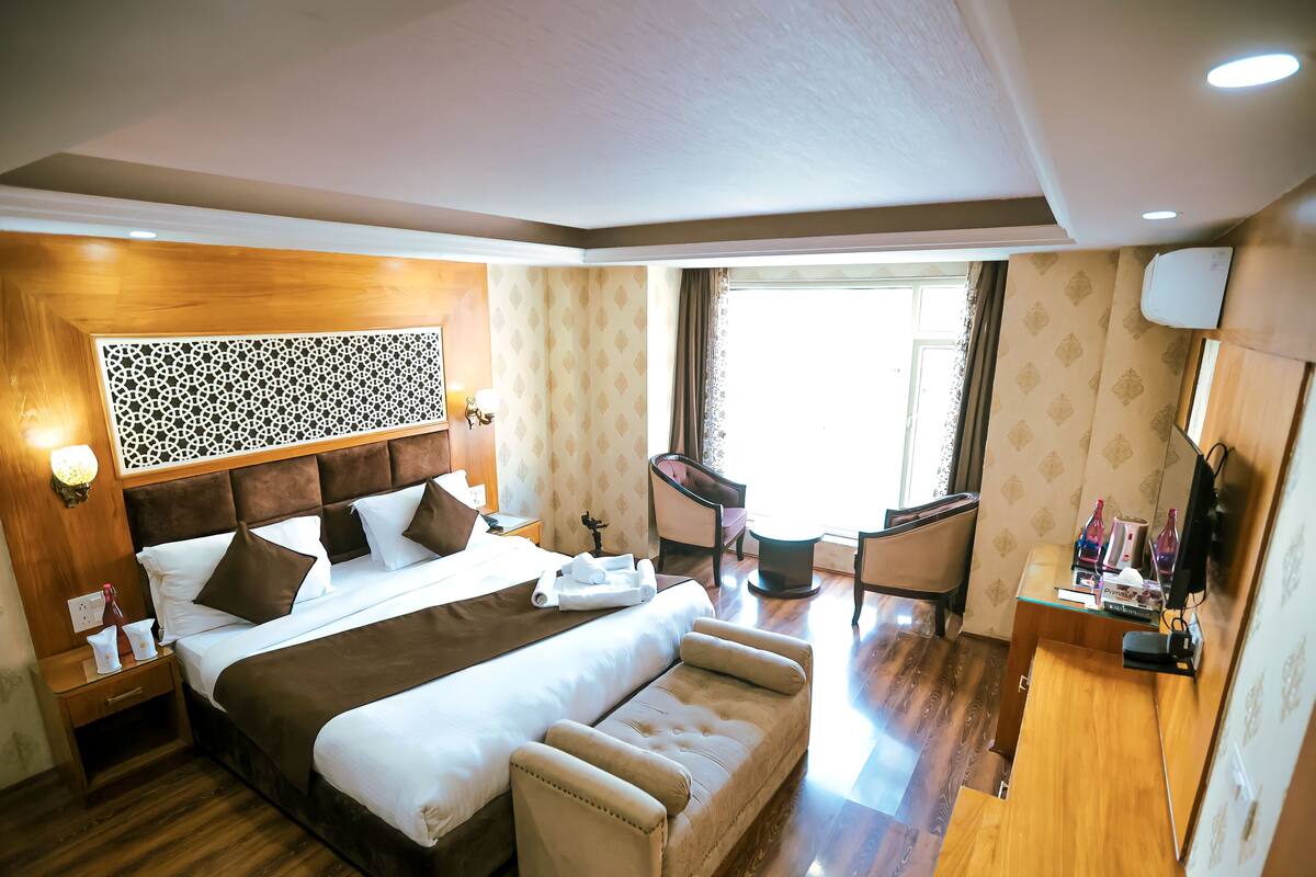 Premium Room | Cadar kapas Mesir, peralatan tempat tidur premium, bar mini 