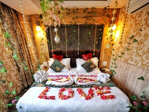 Egyptian cotton sheets, premium bedding, minibar, in-room safe - Hotel The Montreal Near by Dal Lake (Srinagar)