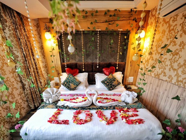 Studio Suite | Egyptian cotton sheets, premium bedding, minibar, in-room safe - Hotel The Montreal Near by Dal Lake (Srinagar)