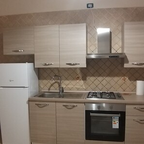 Frigorífic, forn, placa de cuina i cafetera i tetera