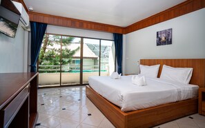 Standard dubbelrum | Värdeförvaringsskåp på rummet, skrivbord och arbetsyta för laptop