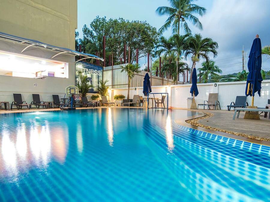 Una piscina al aire libre, sombrillas