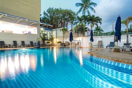 Una piscina al aire libre, sombrillas