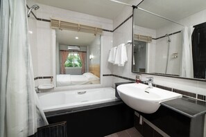 Deluxe Double Room | Bilik Mandi | Pengering rambut, bidet, tuala disediakan, sabun 
