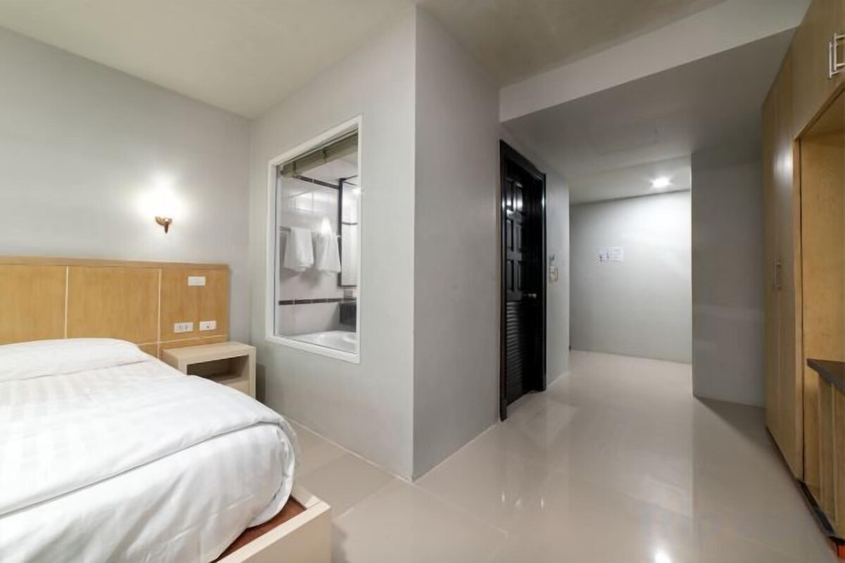 In-room safe, desk, laptop workspace, blackout curtains