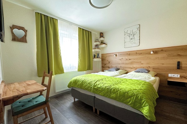 Kahden hengen perushuone | Silitysrauta/-lauta, ilmainen Wi-Fi, vuodevaatteet