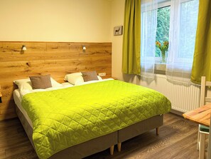 Basic Double Room | Iron/ironing board, free WiFi, bed sheets - Hotel Waldberg (Stolberg)
