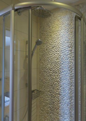 Shower, hair dryer, towels, soap - Hotel Waldberg (Stolberg)