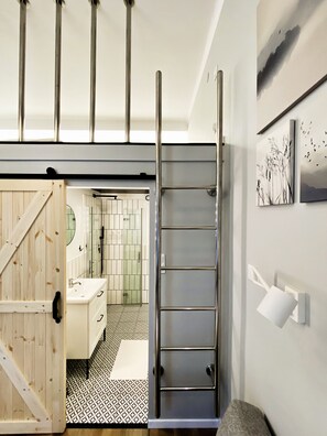 Suihku, hiustenkuivaaja, pyyhkeet, saippua