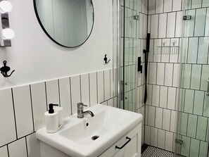 Shower, hair dryer, towels, soap - Sebastiana 22/7 (Kraków)