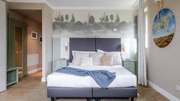 Una camera da letto con un letto grande, comodini, una lampada a parete e un quadro.