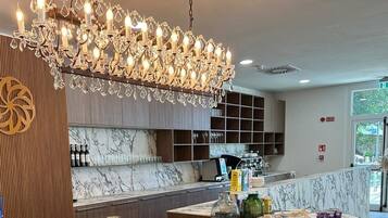 Tägliches Frühstücksbuffet (15 EUR pro Person)