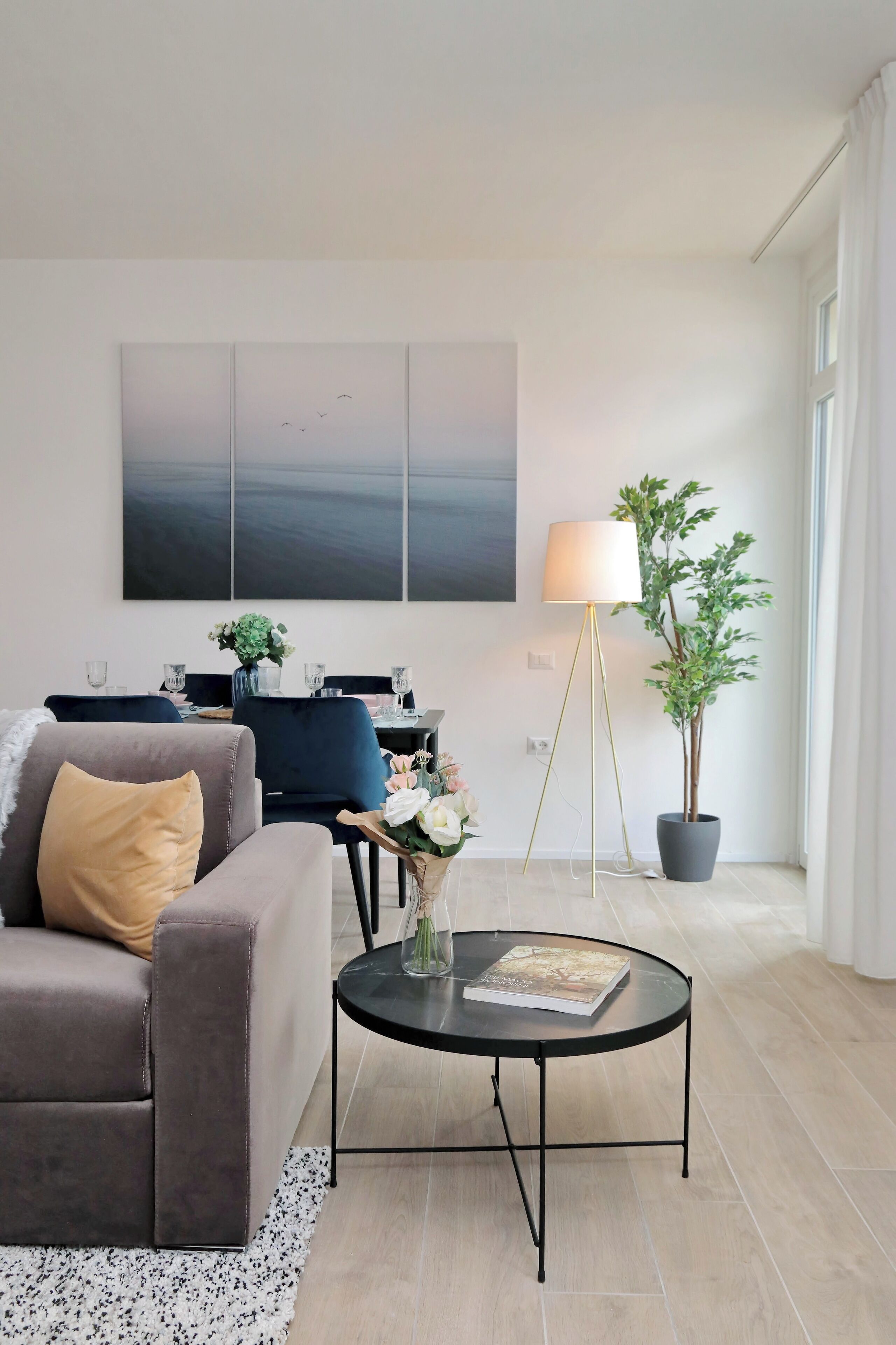 Apartamento superior | Zona de estar | Televisión de pantalla plana de 32 pulgadas con canales por cable