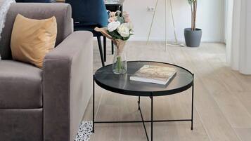 Apartamento superior | Zona de estar | Televisión de pantalla plana de 32 pulgadas con canales por cable