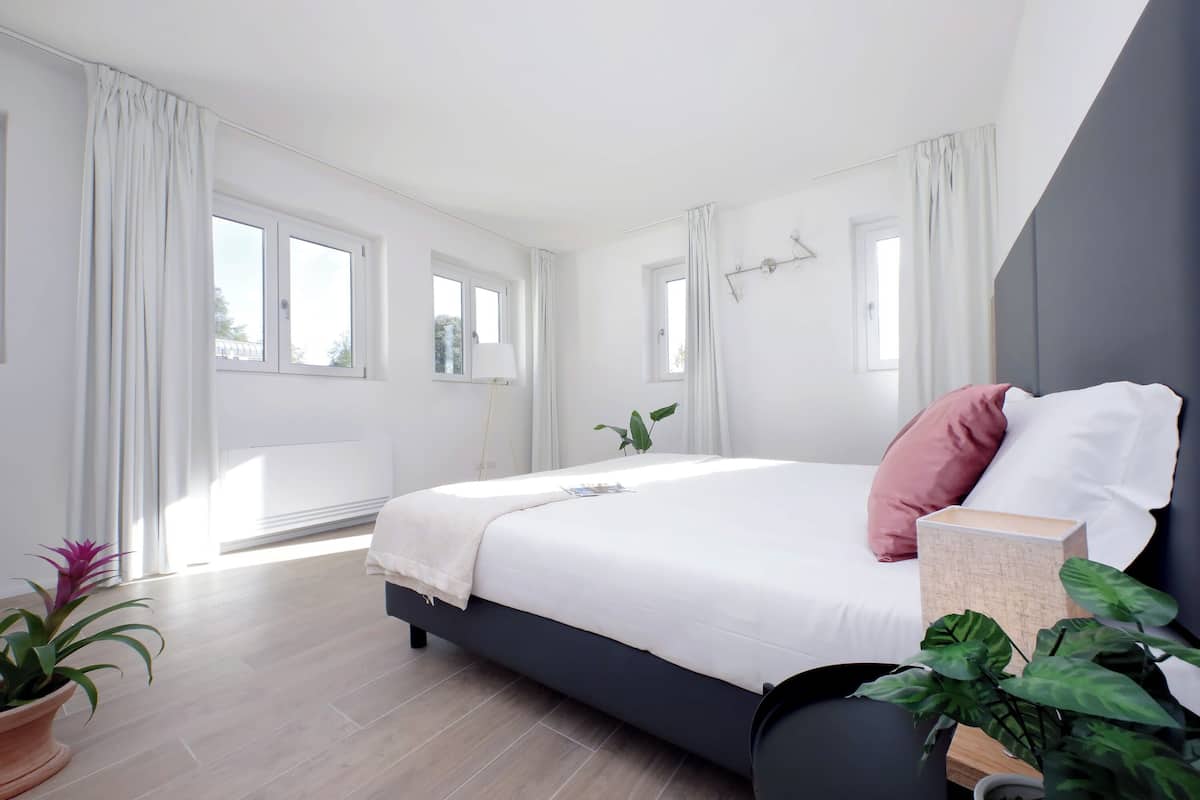 Literie de qualité supérieure, Wi-Fi gratuit, draps fournis