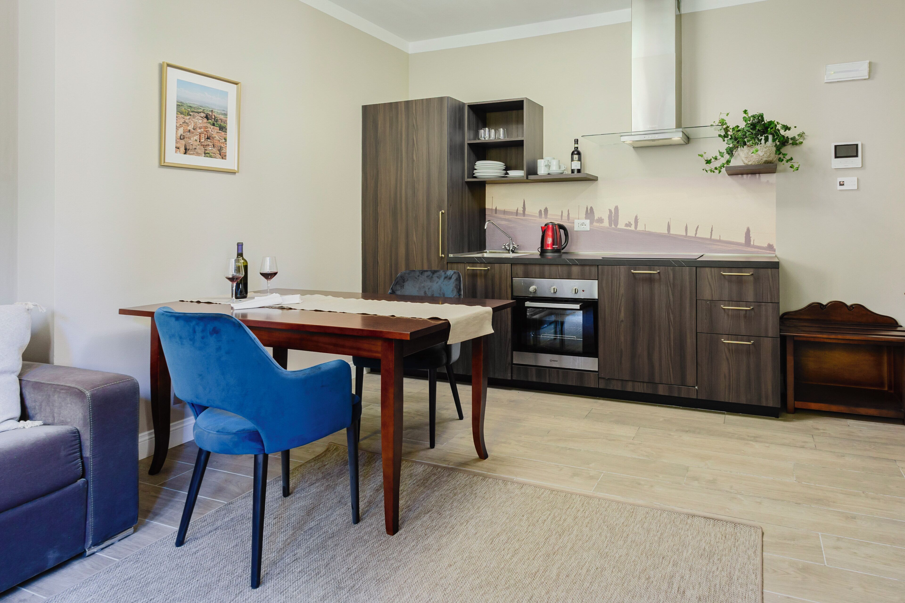 Une cuisine moderne avec une table à manger, des chaises et un canapé.