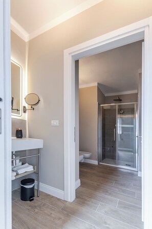 Tuscan Retreat | Badeværelse | Bruser, gratis toiletartikler, håndklæder, Sæbe