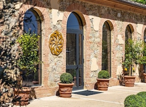 A building with arched windows, a central door, and decorative elements. - Guild Siena Senior Resort & Residence (Siena)