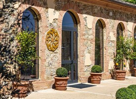 Un edificio con finestre ad arco, un portale centrale e elementi decorativi.