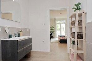Superior appartement | Badkamer | Een douche, gratis toiletartikelen, handdoeken, zeep