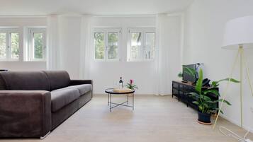 Apartamento superior | Zona de estar | Televisión de pantalla plana de 32 pulgadas con canales por cable