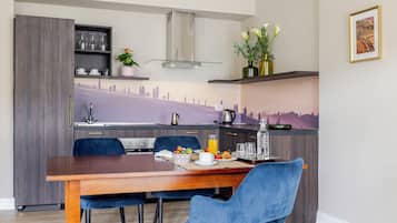 Une cuisine moderne avec une table à manger, des chaises et un crédence décorative.