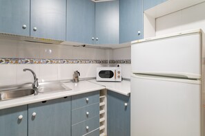 Frigorifero, microonde, piano cottura, macchina per tè/caffè