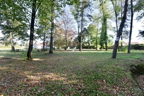 En park med träd, gräs och en plats för picknick.