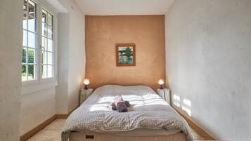 3 slaapkamers, een strijkplank/strijkijzer, gratis wifi, beddengoed