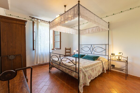 2 bedrooms, WiFi (free), bed sheets