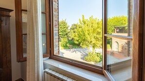Interior - Farmhouse "Appartamento Moraiolo" with Shared Pool & Wi-Fi (montepulciano)