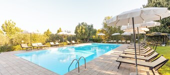 Farmhouse "Appartamento Moraiolo" with Shared Pool & Wi-Fi