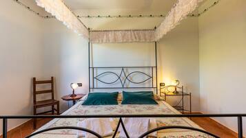 2 bedrooms, WiFi (free), bed sheets