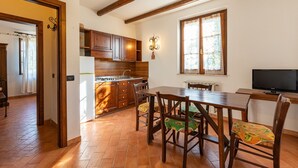 Dining - Farmhouse "Appartamento Moraiolo" with Shared Pool & Wi-Fi (montepulciano)