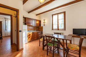 Dining - Farmhouse "Appartamento Moraiolo" with Shared Pool & Wi-Fi (montepulciano)