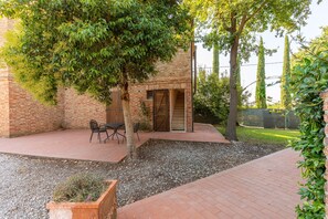 Outdoor dining - Farmhouse "Appartamento Moraiolo" with Shared Pool & Wi-Fi (montepulciano)