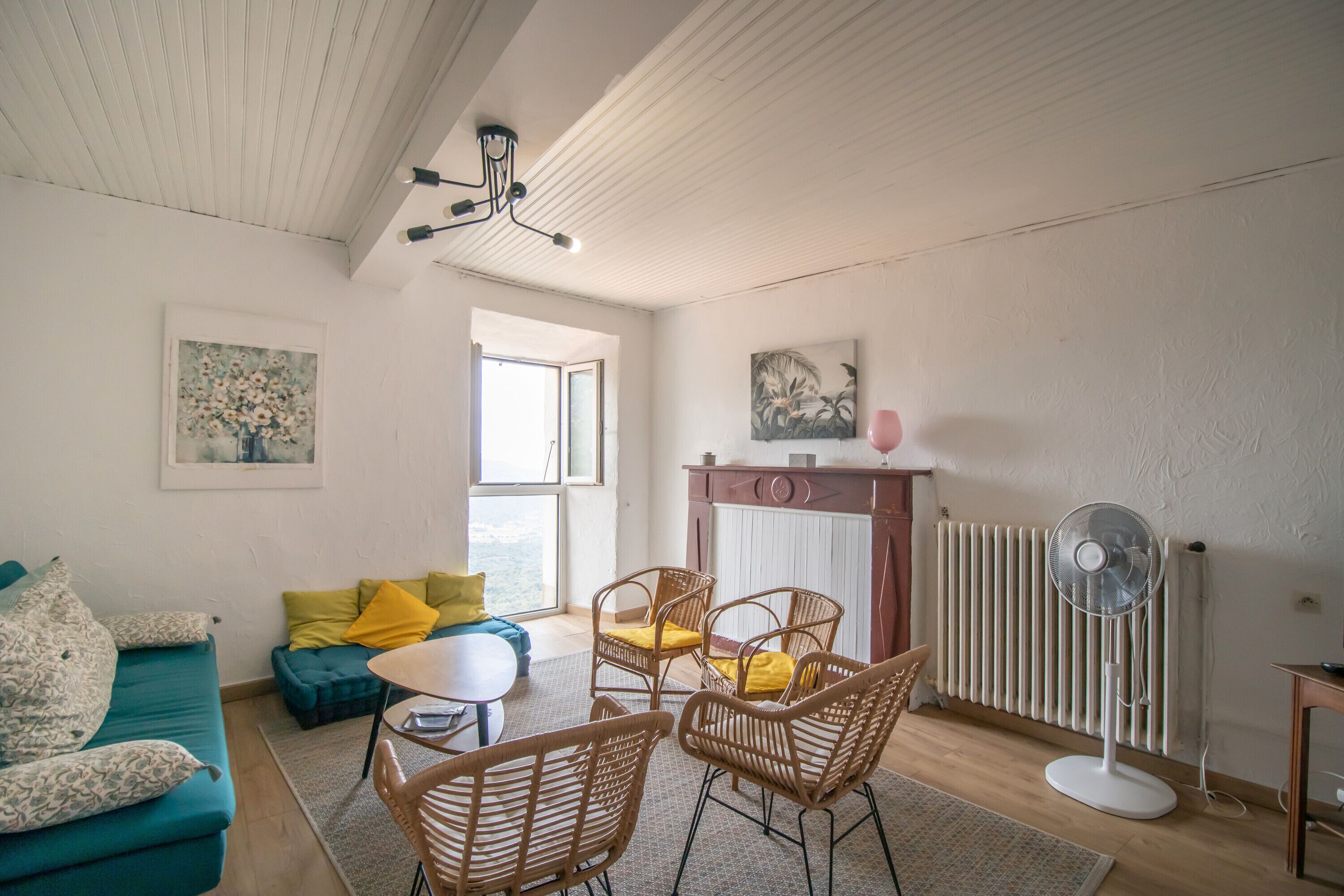 Fernseher, Kamin, DVD-Player