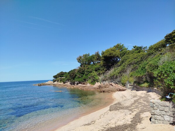 Una spiaggia nelle vicinanze