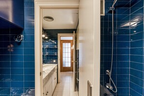 Badewanne, Haartrockner, Handtücher
