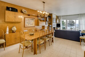 Dining - Holiday Apartment "Carrer Del Mar" with Sea View, Private Terrace & Wi-Fi (Palamós)