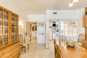 Dining - Holiday Apartment "Carrer Del Mar" with Sea View, Private Terrace & Wi-Fi (Palamós)